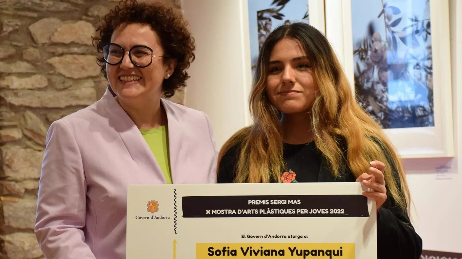 La ministra d'Afers Socials, Joventut i Igualtat, Judith Pallarés, amb la guanyadora de la beca Sergi Mas.