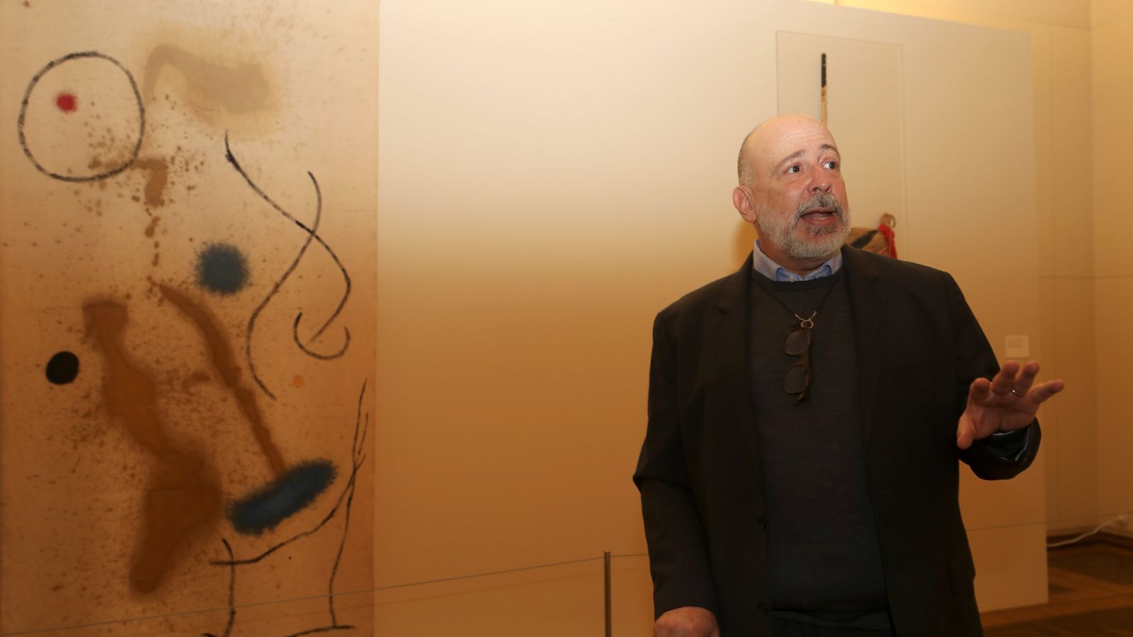 El historiador del arte Robert Lubar en una exposición de Joan Miró en la Casa Serralves de Oporto en el año 2018