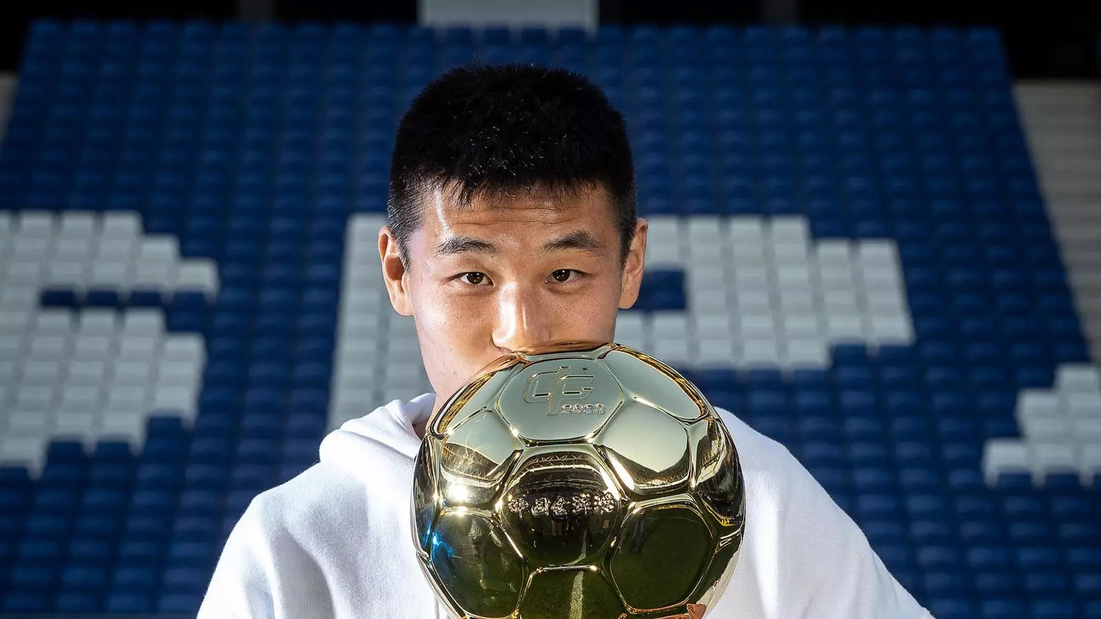 Wu Lei dona un petó a la pilota d'or que el reconeix com el MVP xinès de l'any