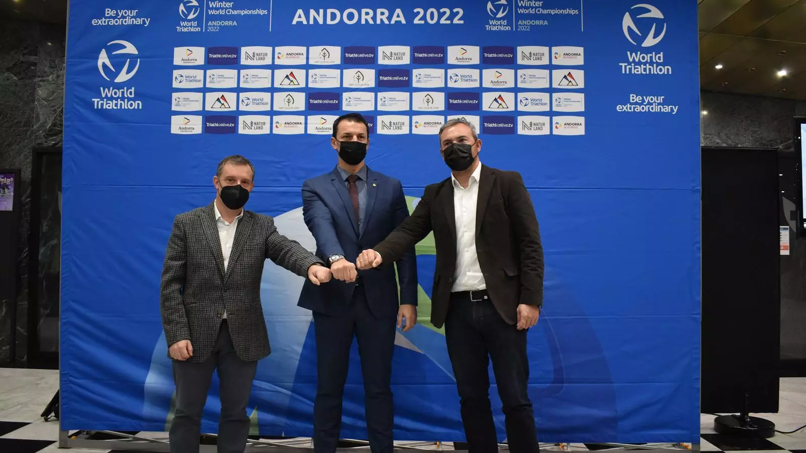 El cònsol major de Sant Julià, Josep Majoral, el ministre de Presidència, Economia i Empresa, Jordi Gallardo, i el director regional de The Ironman Group a Andorra, Espanya, Itàlia i Portugal, Agustí Pérez, durant la roda de premsa d'aquest dilluns.