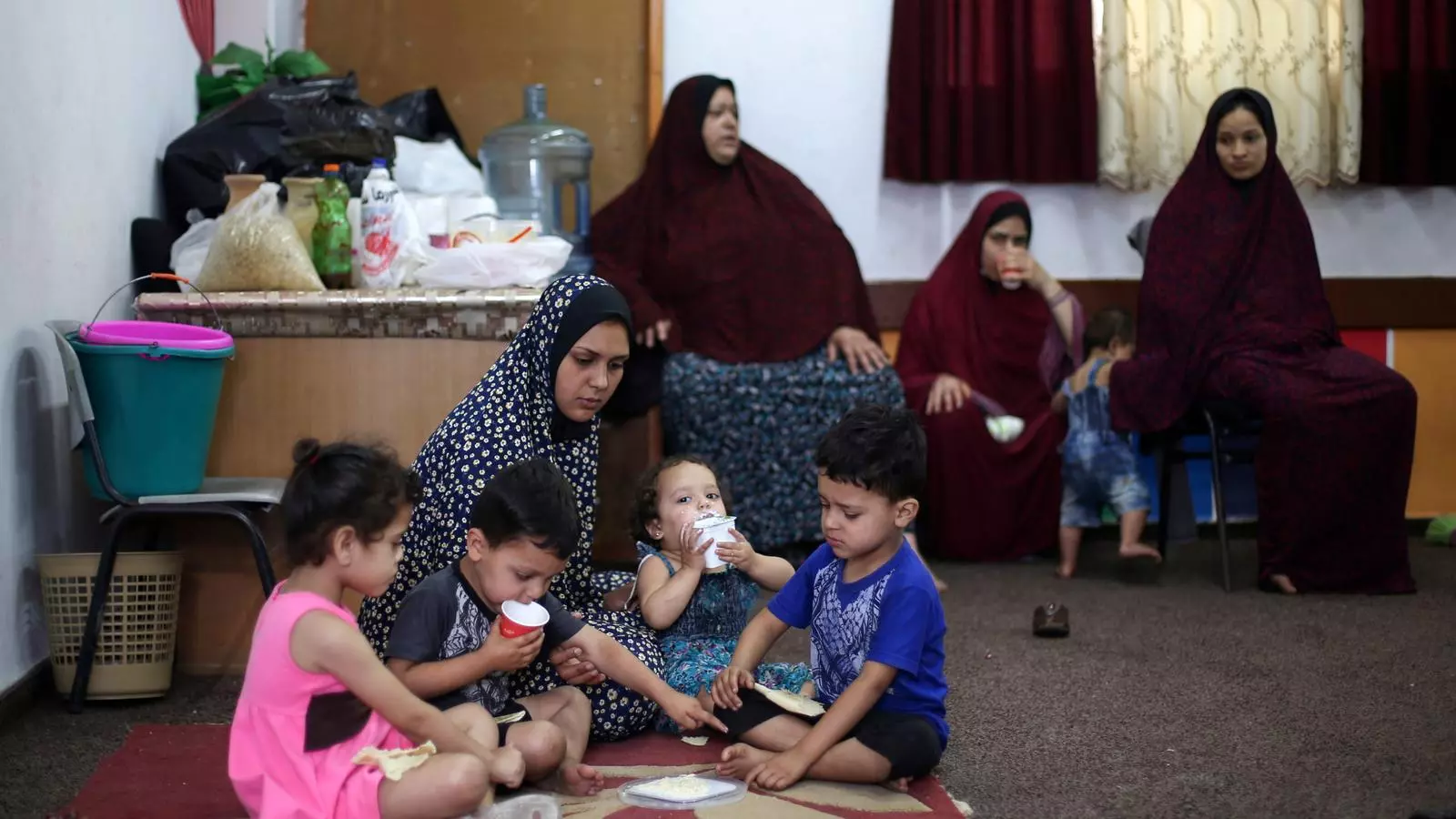 Una familia palestina refugiada en una escuela de la ONU al norte de Gaza