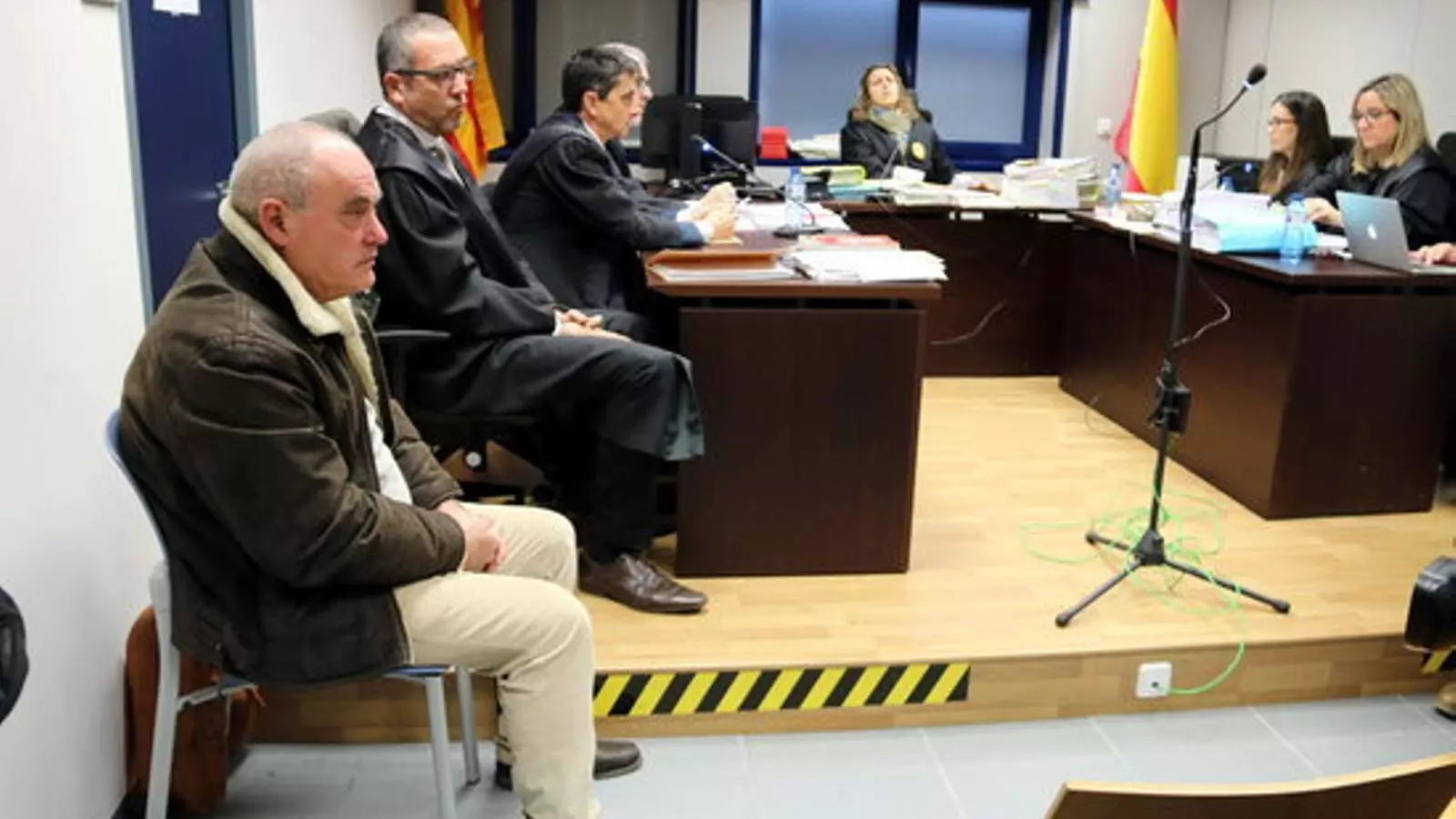 El conductor acusat, a l'esquerra de la imatge, instants abans de l'inici del judici