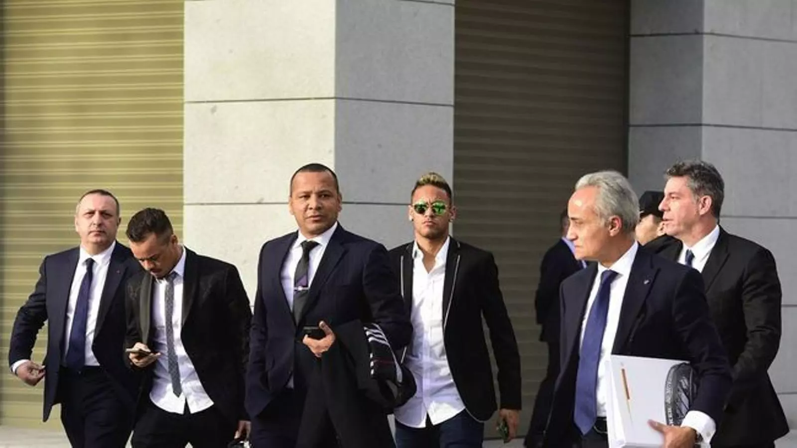 Neymar Jr. surt dels jutjats acompanyat del seu pare