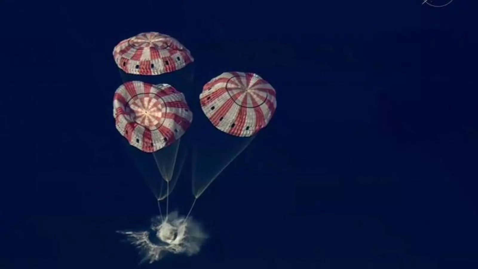 La cápsula Orión de l'Artemis II ameritza al oceà Pacífic.