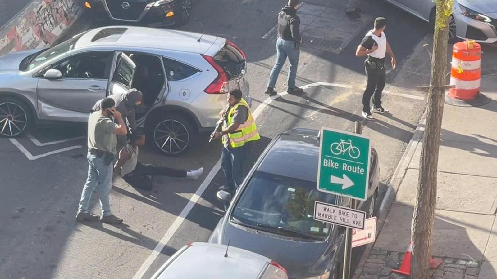 Un hombre es detenido después de un tiroteo en el que, según se informa, participaron agentes del Servicio de Inmigración y Control de Aduanas de los EE. UU. (ICE) en la ciudad de Nueva York (EE. UU.), el 8 de octubre de 2026. Y
