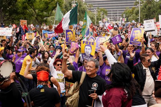 Participants in a presentation in downtown Los Angeles protesting the detention of union leader David Huerta amidst federal immigration operations in the United States.