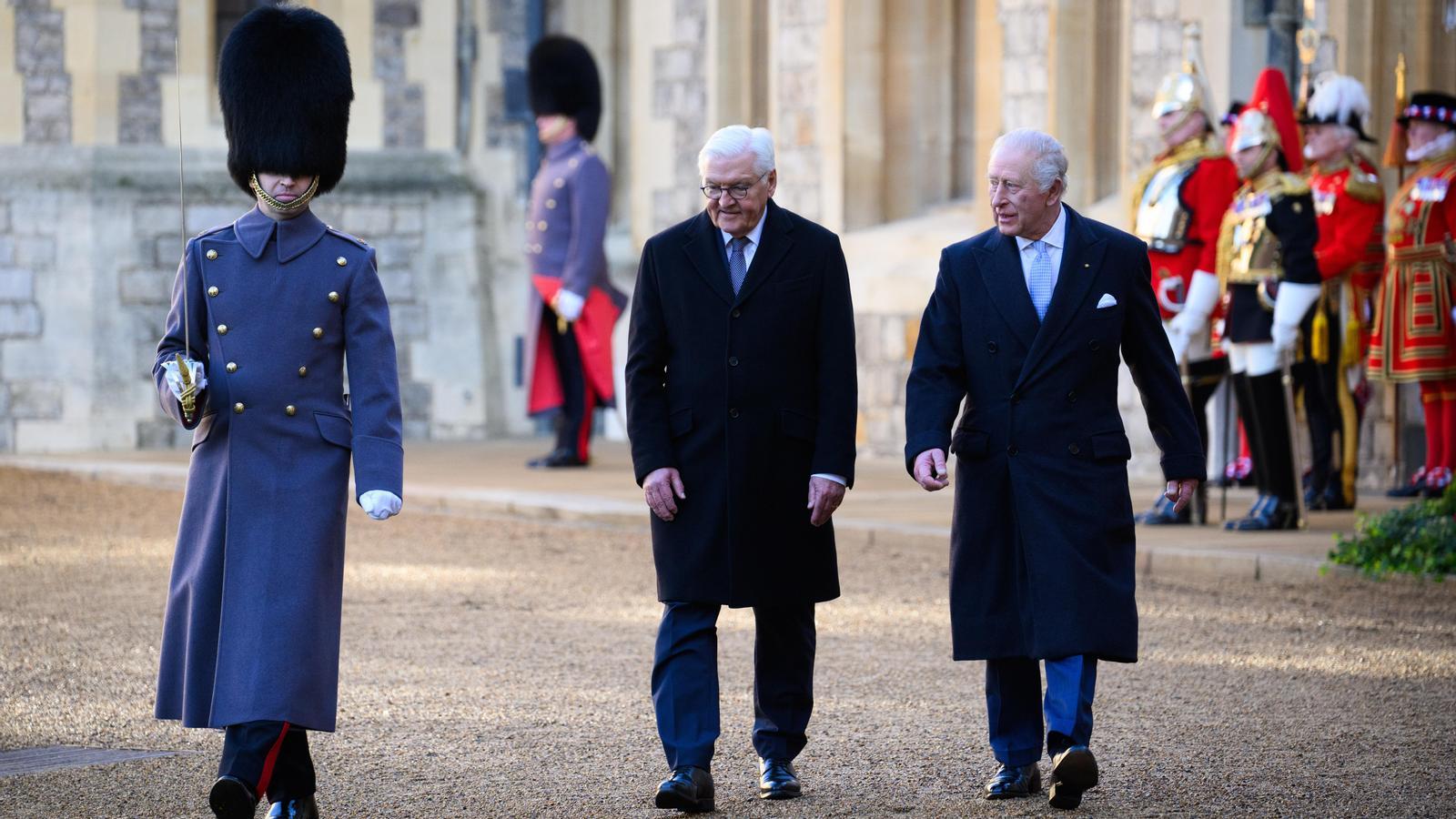 Carlos III, a la derecha, y el presidente alemán, Frank-Walter Steinmeier, este mediodía en el castillo de Windsor.
