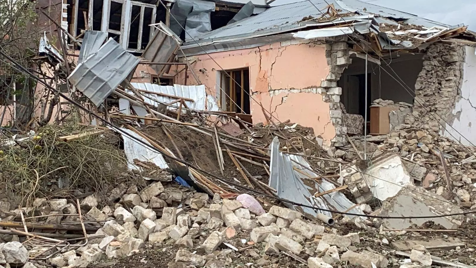 Plouen bombes sobre Stepanakert: “L’únic que volem és la pau”