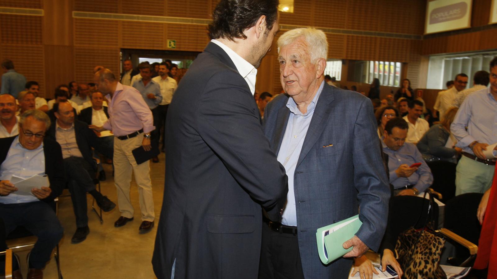 L'expresident Gabriel Cañellas, saluda Bauzá abans d'entrar a la junta directiva regional en la qual ha anunciat que plega