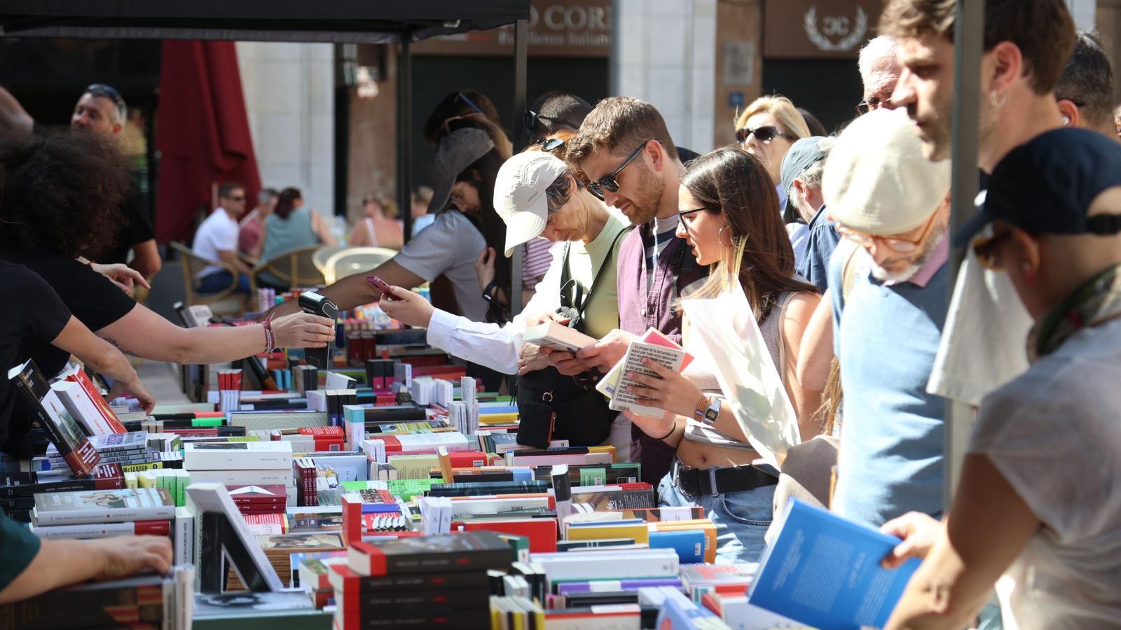 El Gremi de Llibretes destaca l'impacte econòmic de Sant Jordi, que ja suposa fins al 10% de la facturació anual