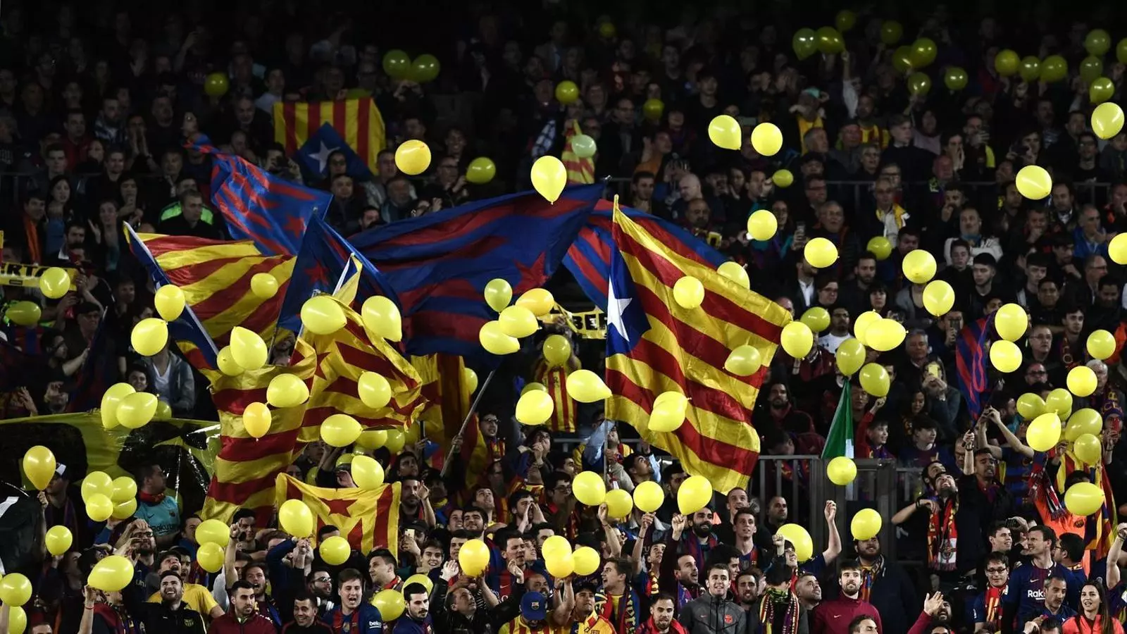 Imatge dels globus grocs al Camp Nou durant el Barça - Roma