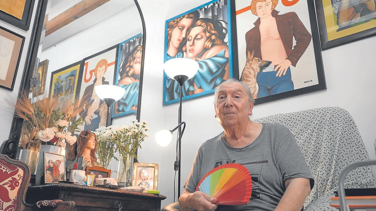 Jaime Horrach, Jimmy, al sofà de ca seva, a Plama amb un retrat seu de fons.