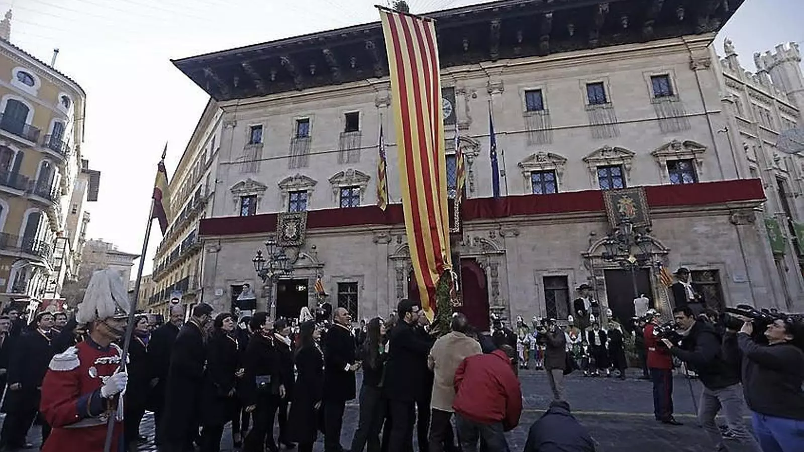 La festa de l’Estendard 2016 a la plaça de Cort de Palma amb els representants de l’Ajuntament.