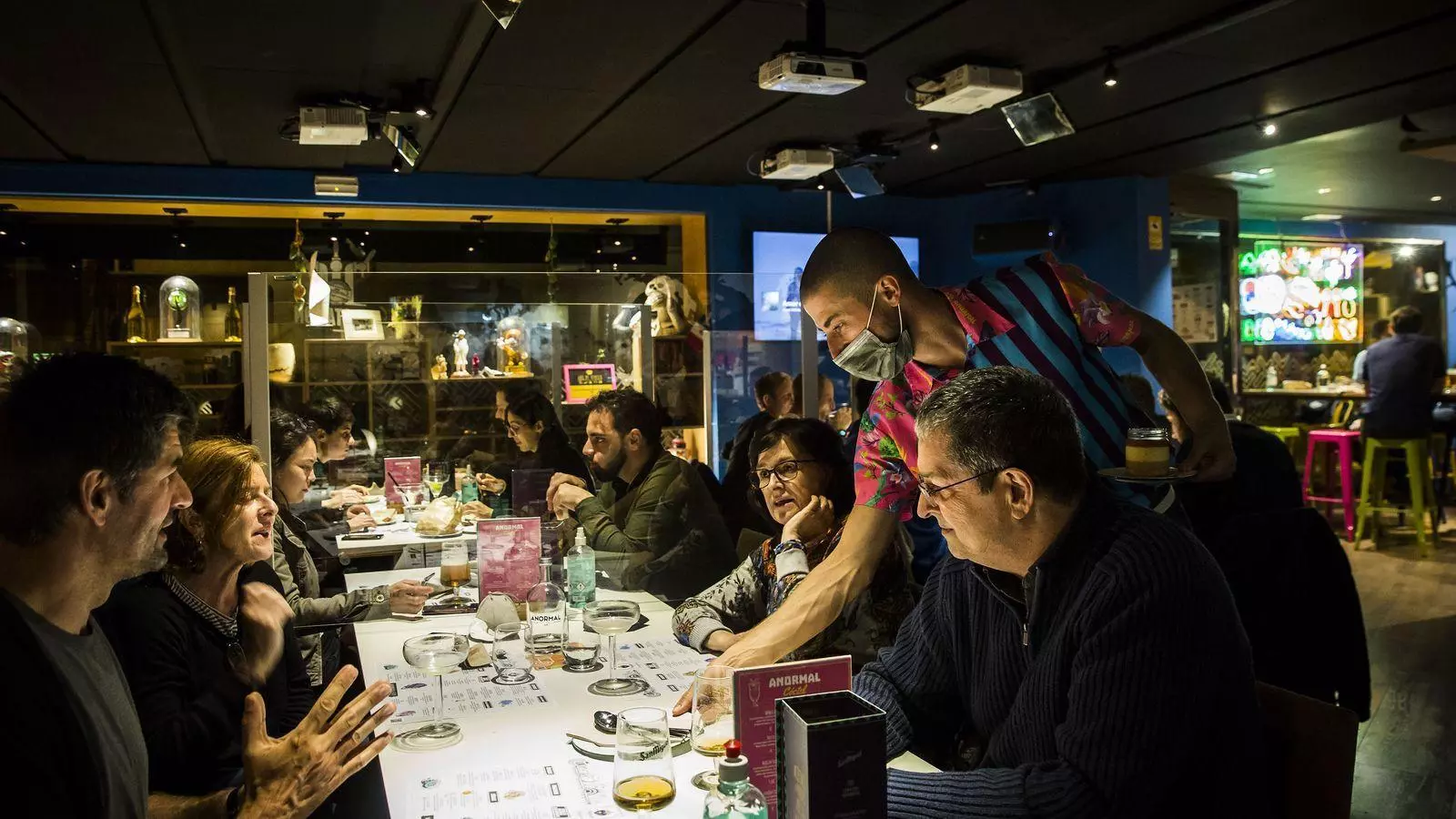 People going out for dinner in the neighbourhood of Putxet, Barcelona