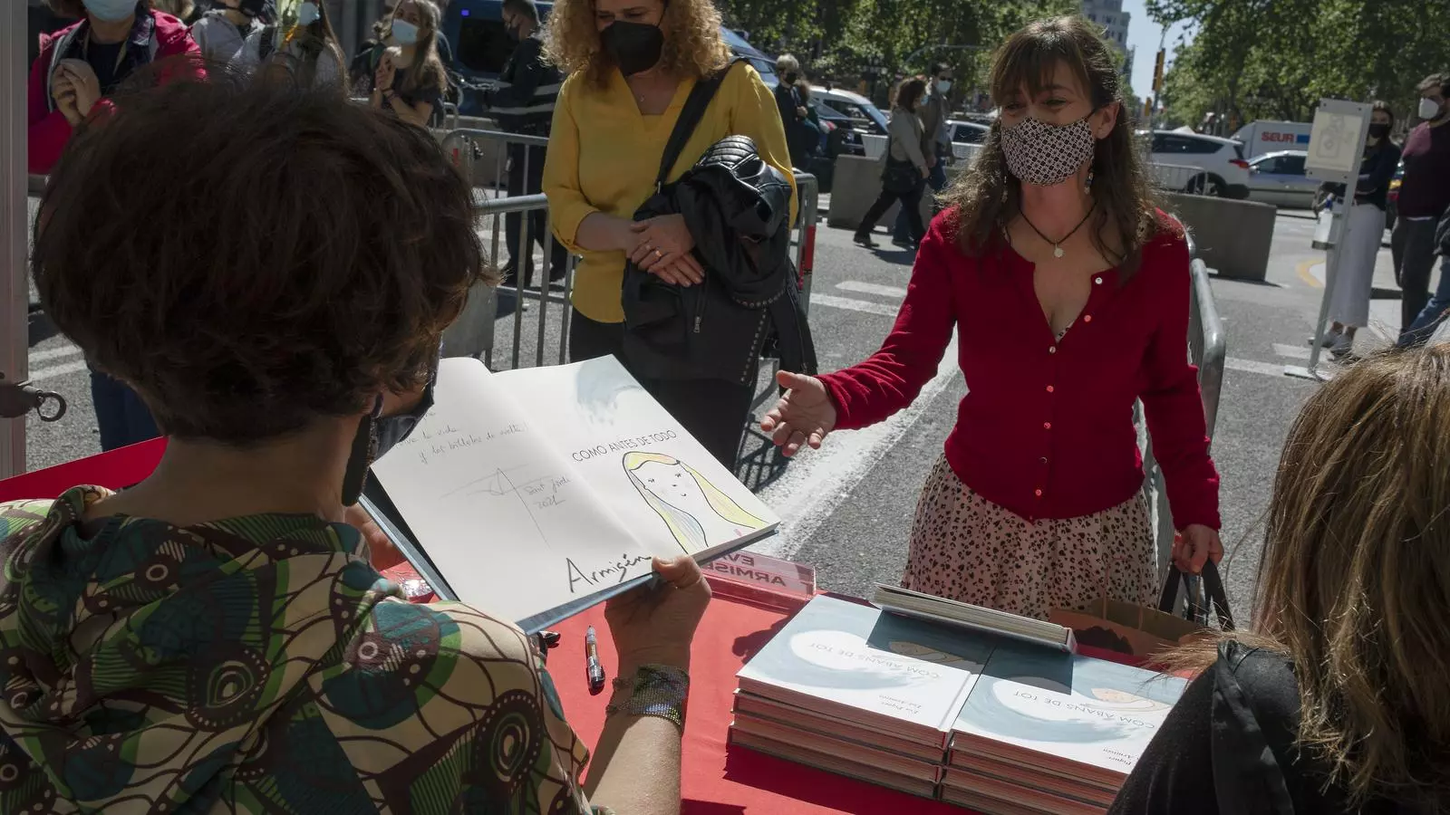 Eva Piquer i Eva Armisen firmant llibres Barcelona