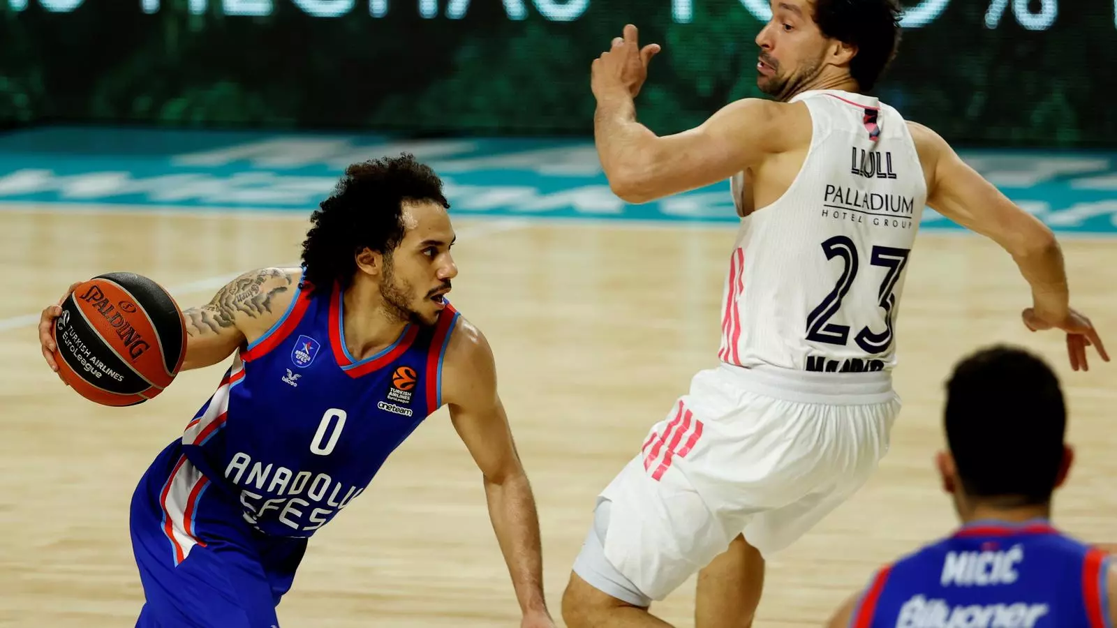 Shane Larkin ante Sergio Llull, durante el cuarto partido de los cuartos de final de la Euroliga.