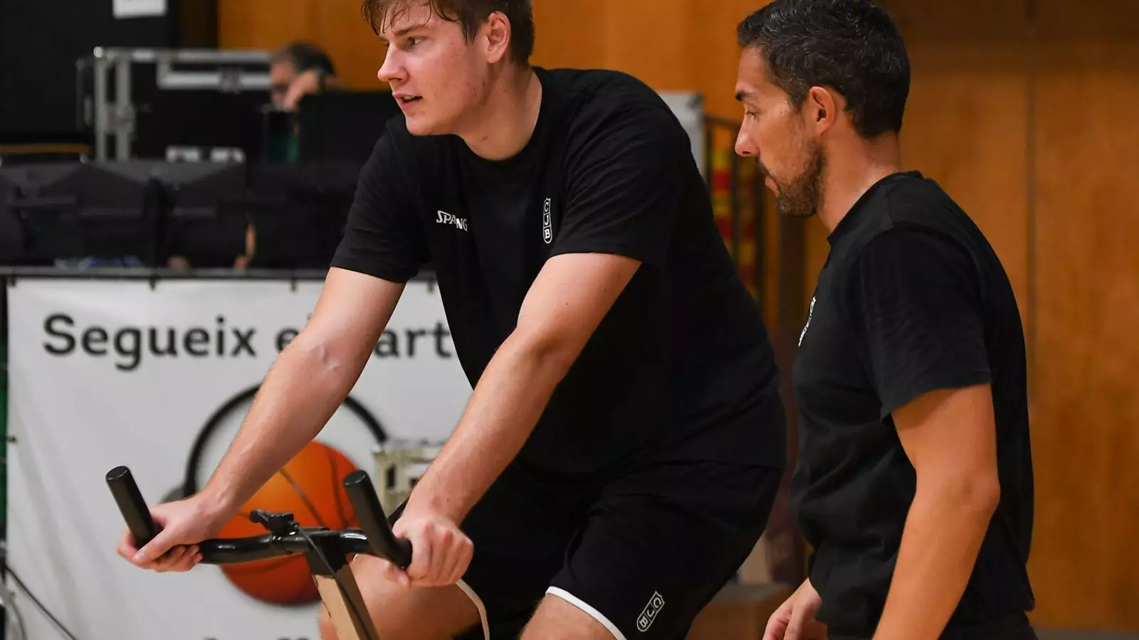 Simon Birgander, pivot suec del Joventut, utilitzant una bicicleta estàtitica al Palau Olímpic.