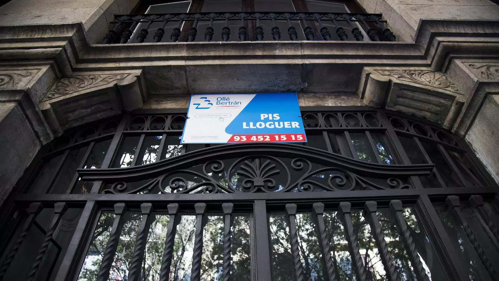 Cartell que anuncia un pis en lloguer a una finca de Barcelona.