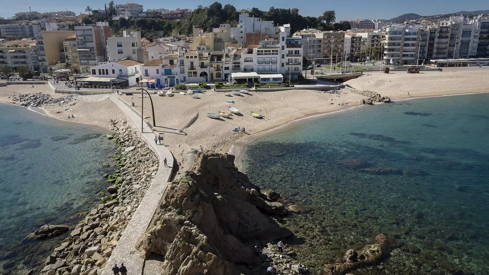 Vista de Blanes des de Sa Palomera, la roca que dibuixa fronteres.