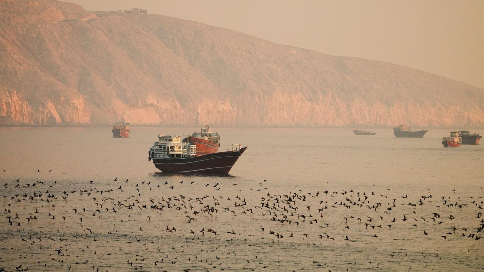 Buques en el estrecho de Ormuz, vistos desde Musandam (Omán), este martes.