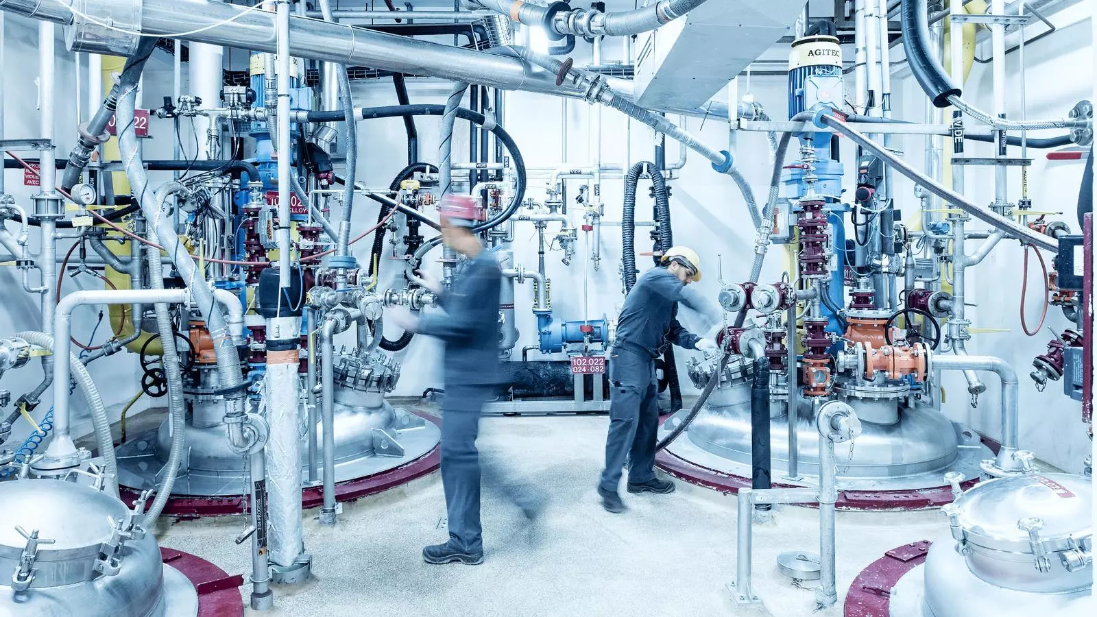 Dos treballadors en una imatge d'arxiu de la planta francesa de Siegfried