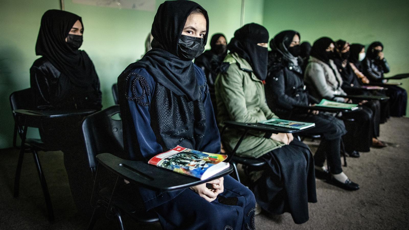 A group of Afghan women receive training as police officers in a classroom of a police station, in an archive image from November 2022. Even then, women police officers were very residual. Now there are none.