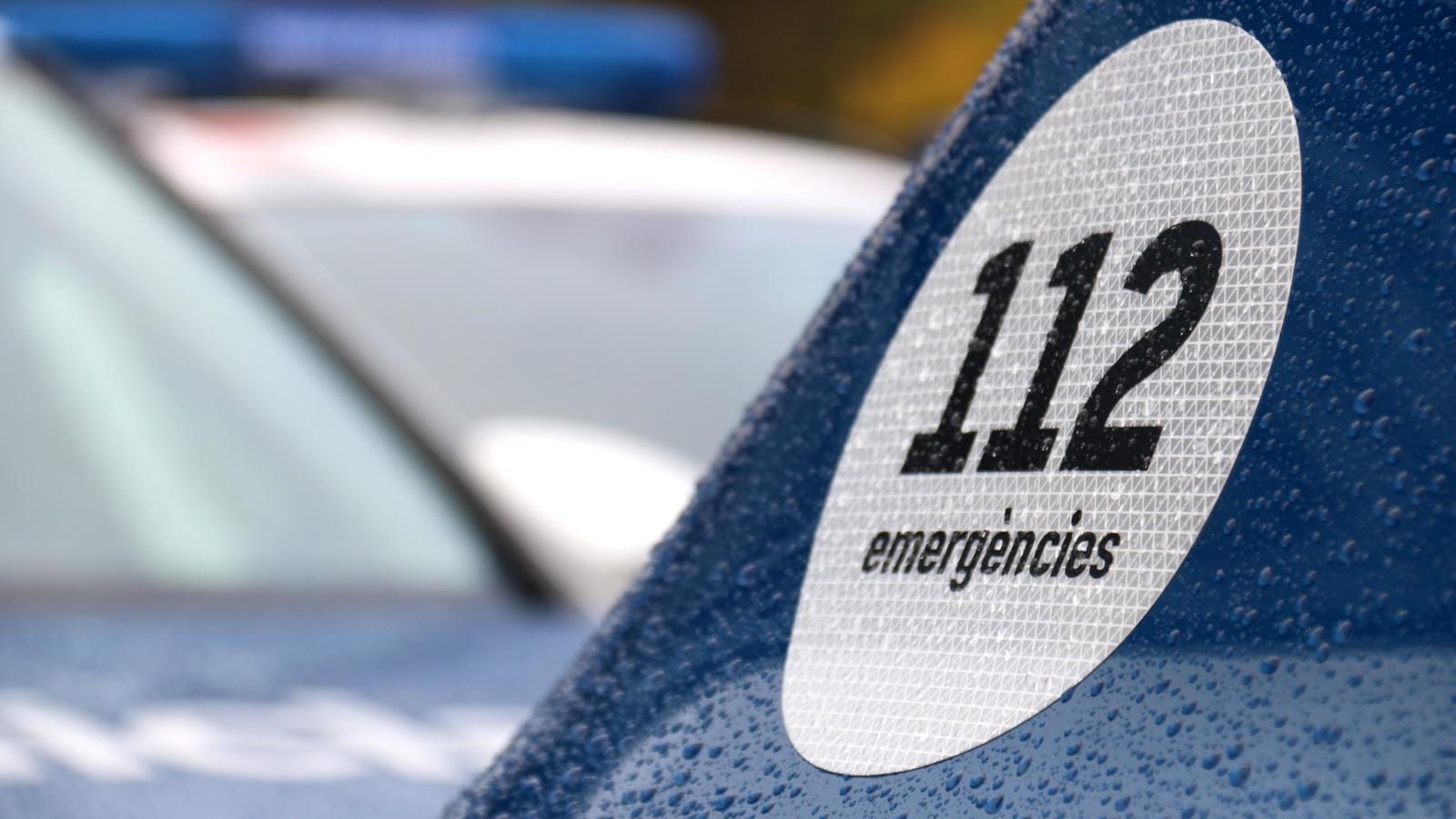El teléfono de emergencias 112 sobreimpreso en un coche de los mossos.