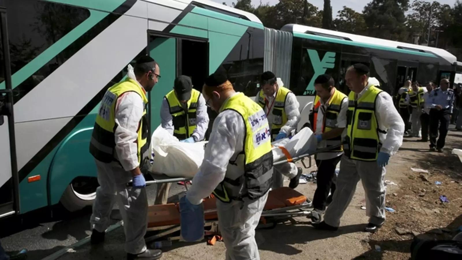 Els equips de rescat traslladen un cadàver de l'autobús atacat a Jerusalem. / Reuters
