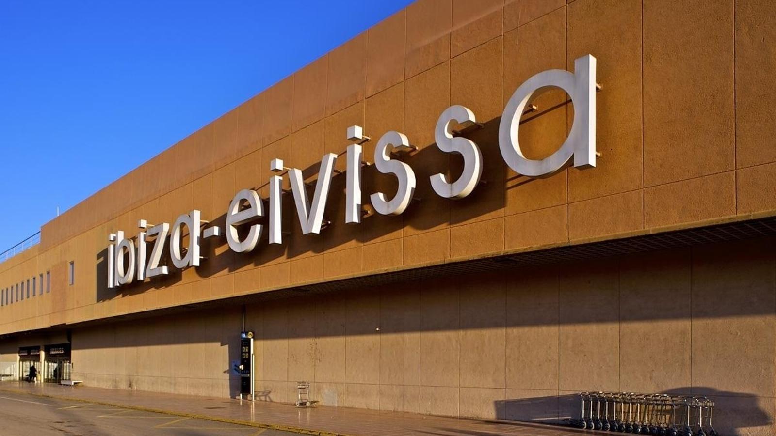 la façana de l'aeroport d'Eivissa.
