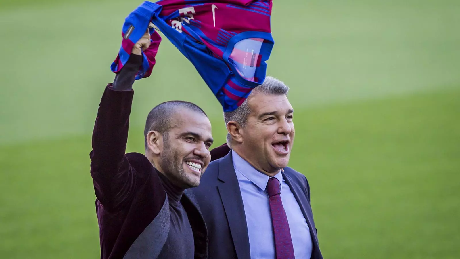 Dani Alves y Joan Laporta durante la presentación del brasileño