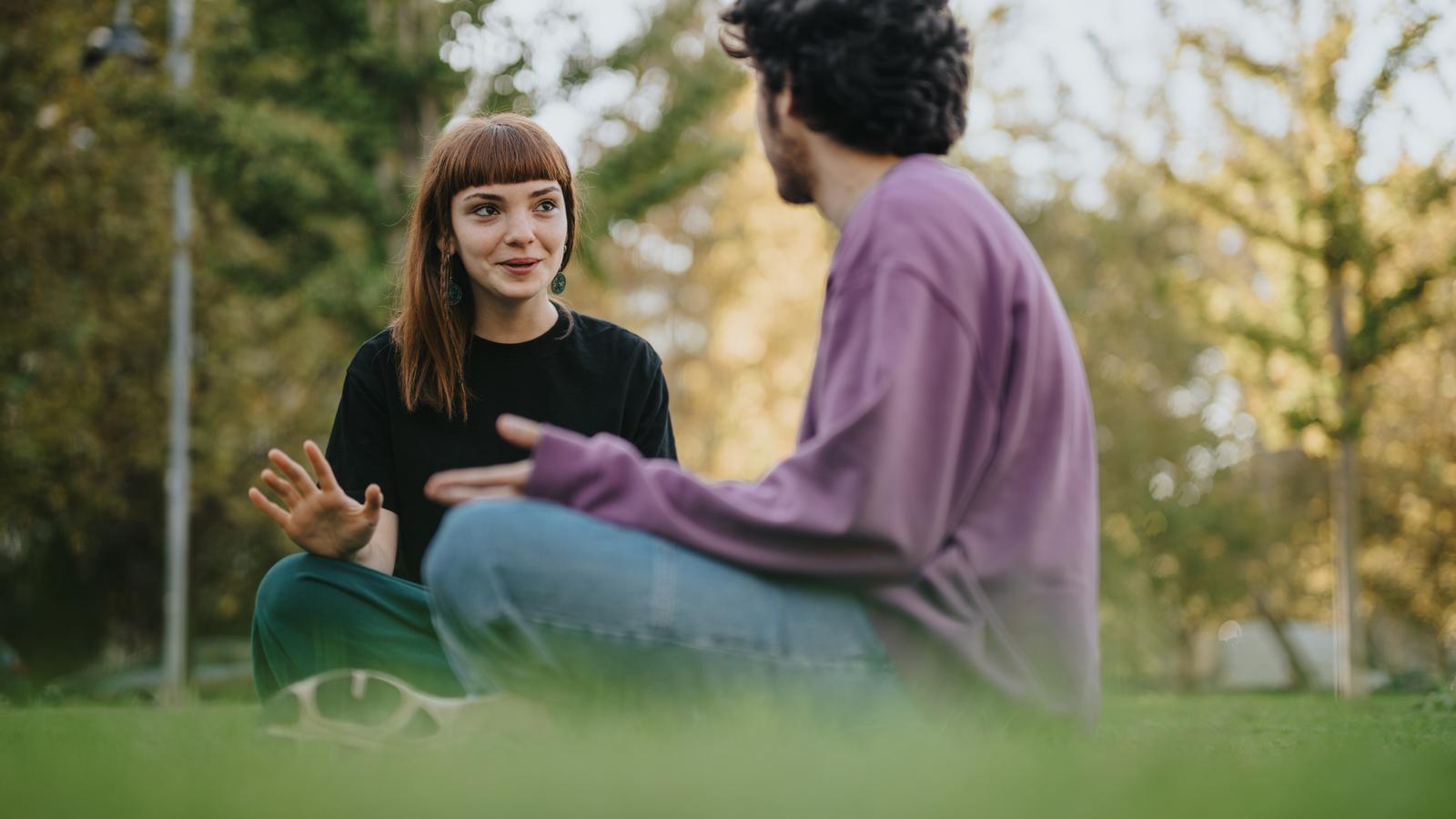 Dos personas hablando.