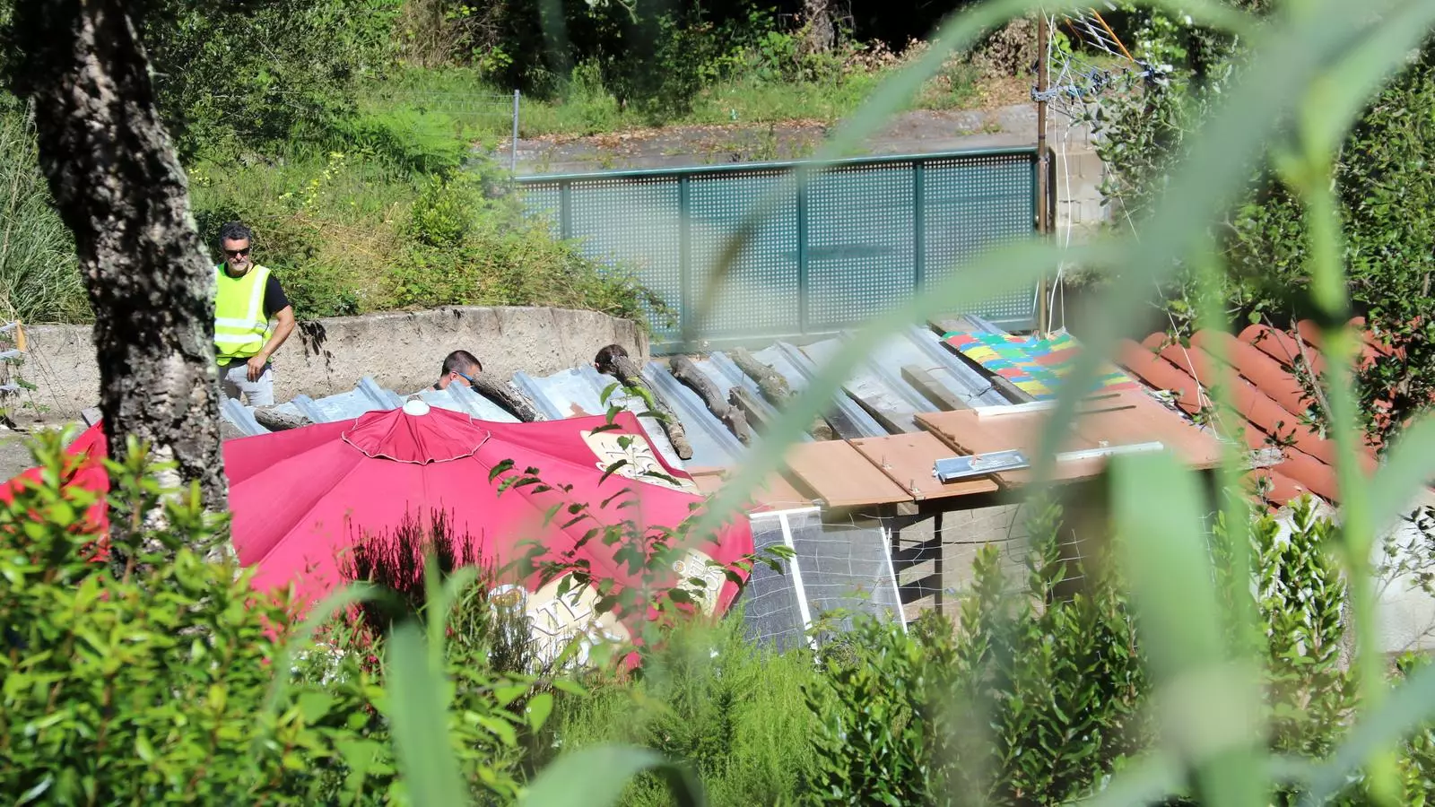 Mossos d'Esquadra a l'interior de la casa assaltada a Riudarenes