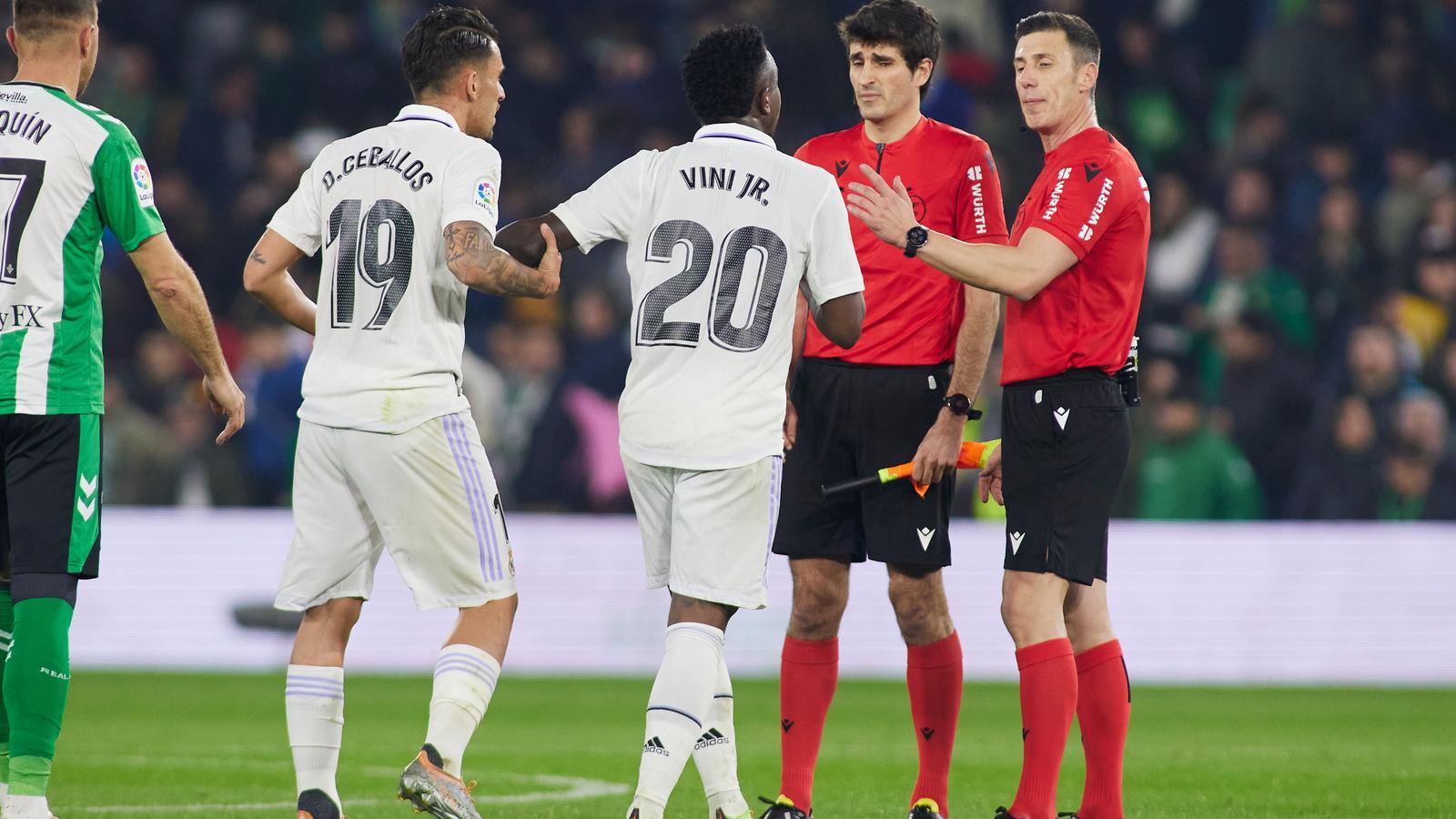 Real Madrid player Vinícius Júnior protests a decision by referee César Soto Grado during a league match against Betis at the Villamarín.