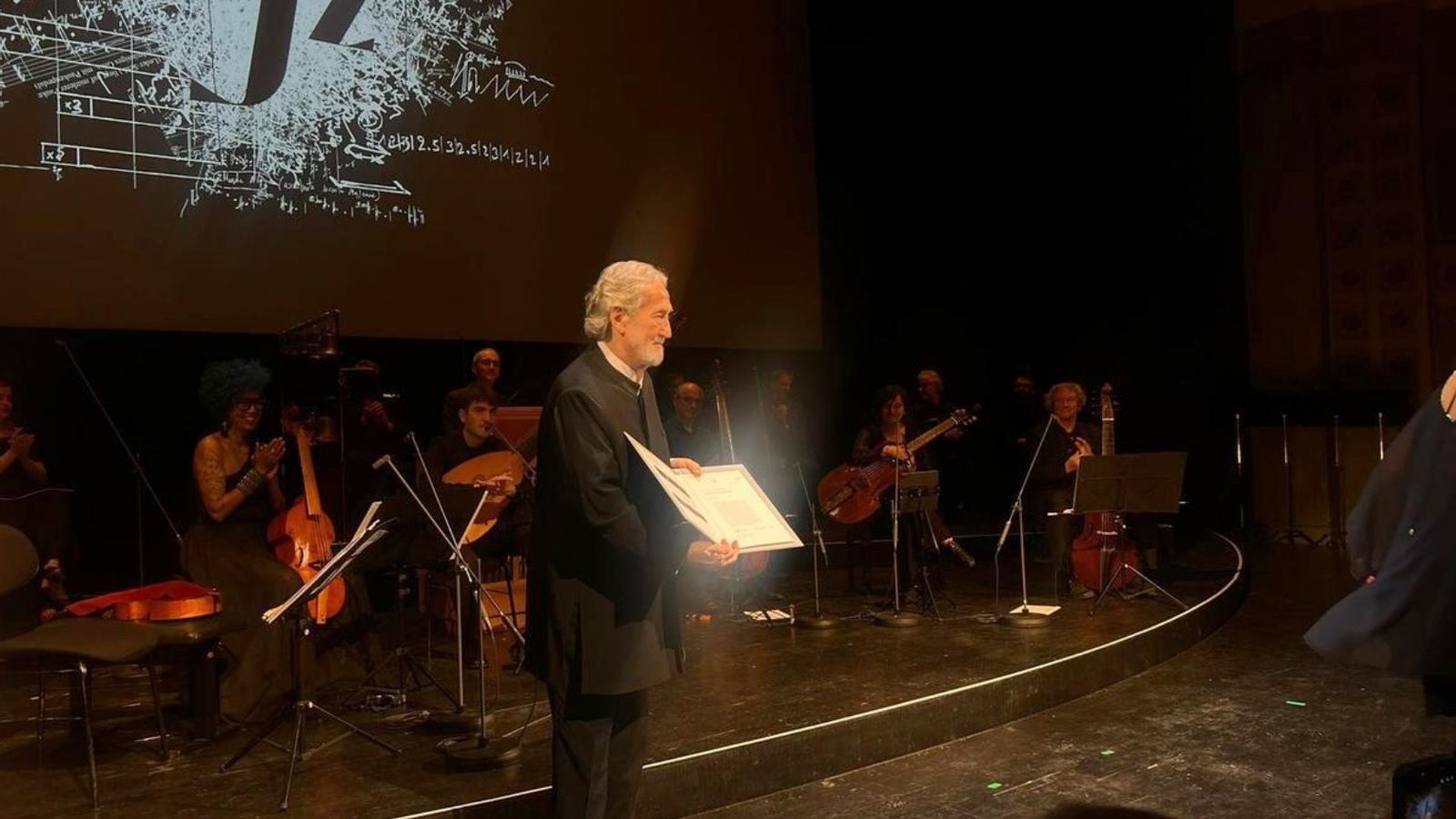 Savall, collecting the award