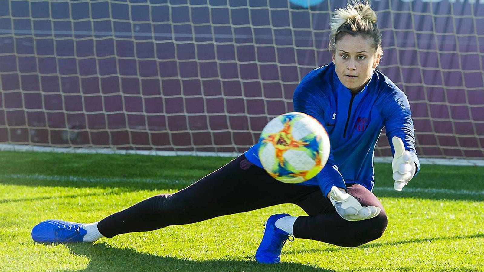La portera del Barça, Sandra Paños, entrenándose.  El presidente del Barça, Josep Maria Bartomeu.