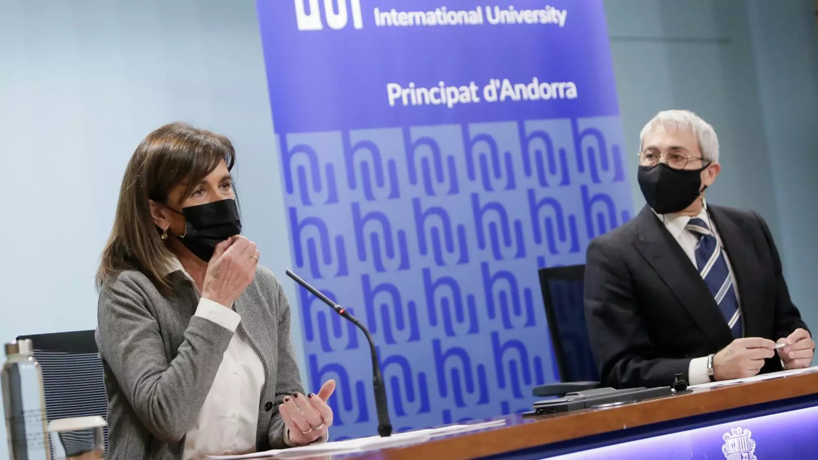 La ministra d'Educació i Ensenyament Superior, Ester Vilarrubla, amb el director de Comunicació d'Humanium International University, Eugenio Martin, durant la presentació d'aquest dimarts.