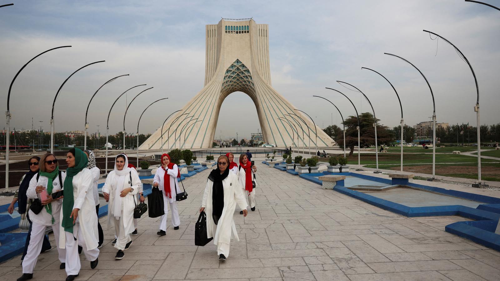 Mujeres iraníes en la torre Azadi de Teherán.