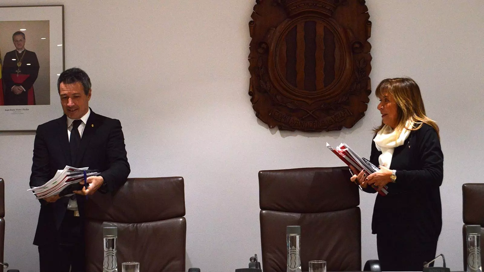 Els cònsols d'Andorra la Vella, Conxita Marsol i David Astrié, moments abans de l'inici de la sessió de consell de comú.