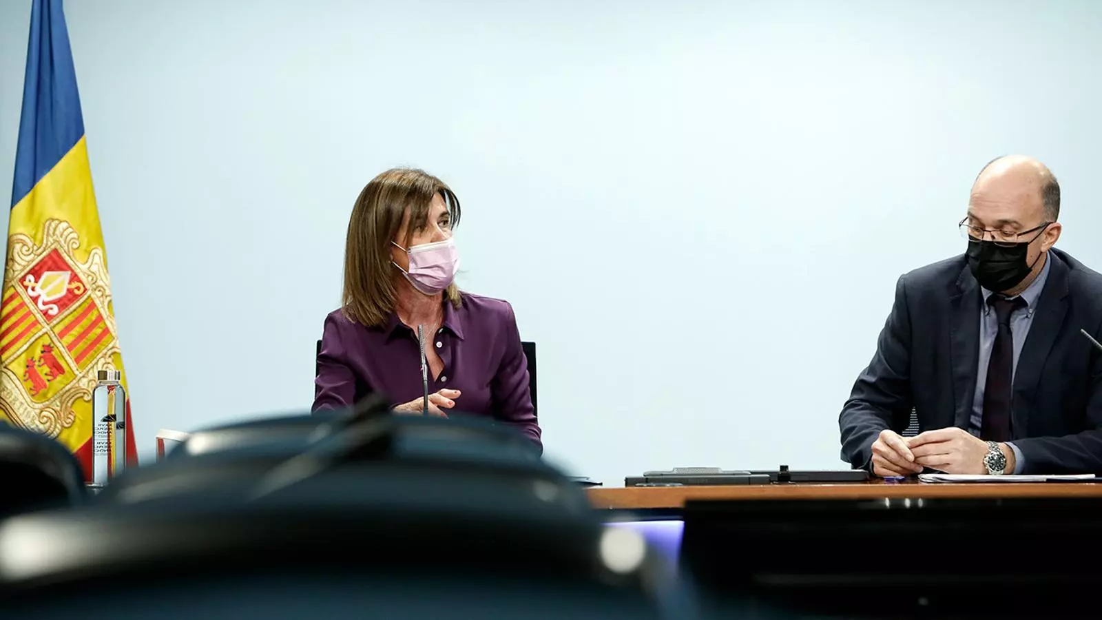La ministra d'Educació i Ensenyament Superior, Ester Vilarrubla, i el director del departament de Formació Professional, Formació al llarg de la vida i Innovació Tecnològica, Xavier Campuzano, durant la roda de premsa
