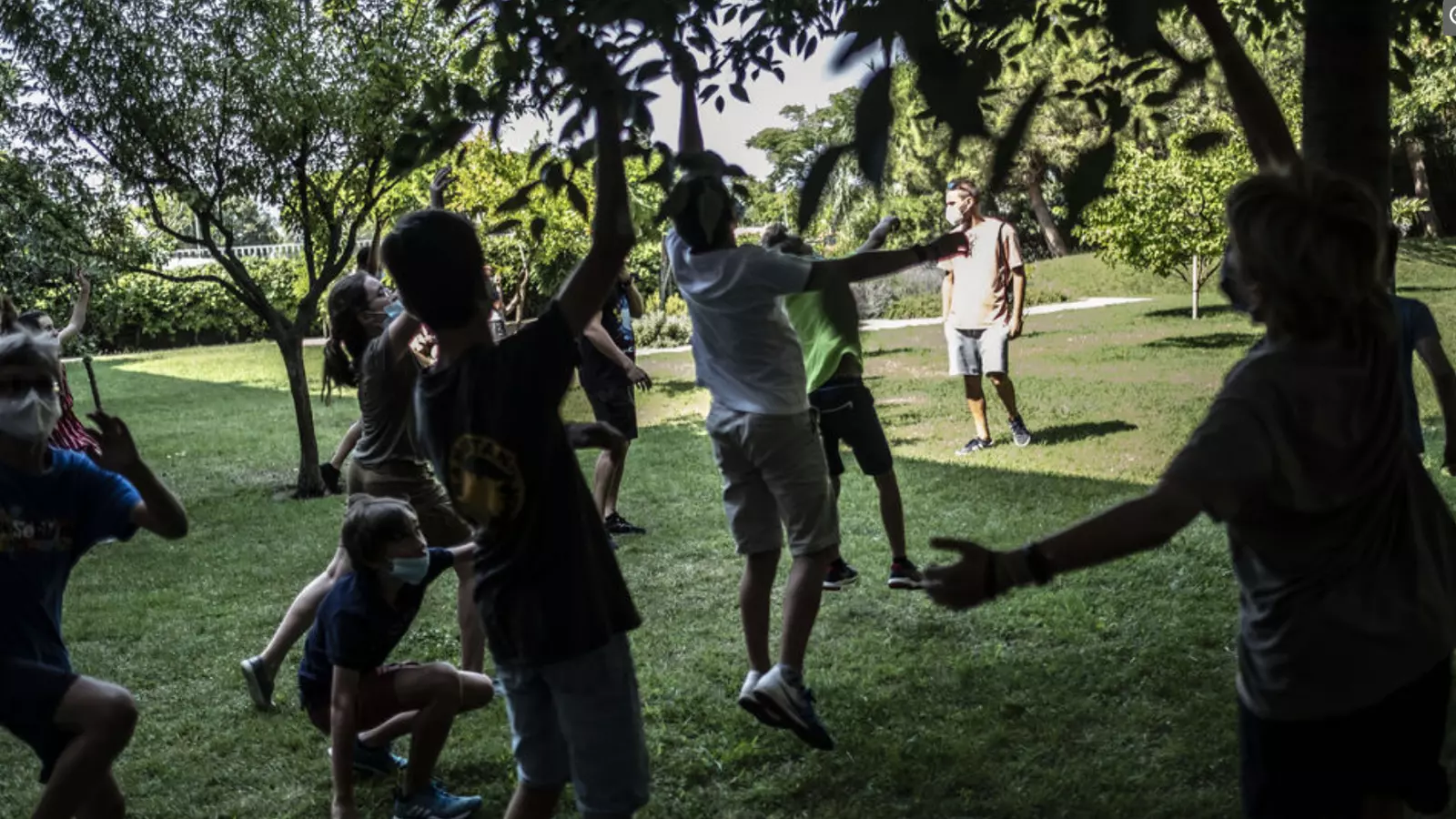 Activitats amb infants a un camp d'estiu.