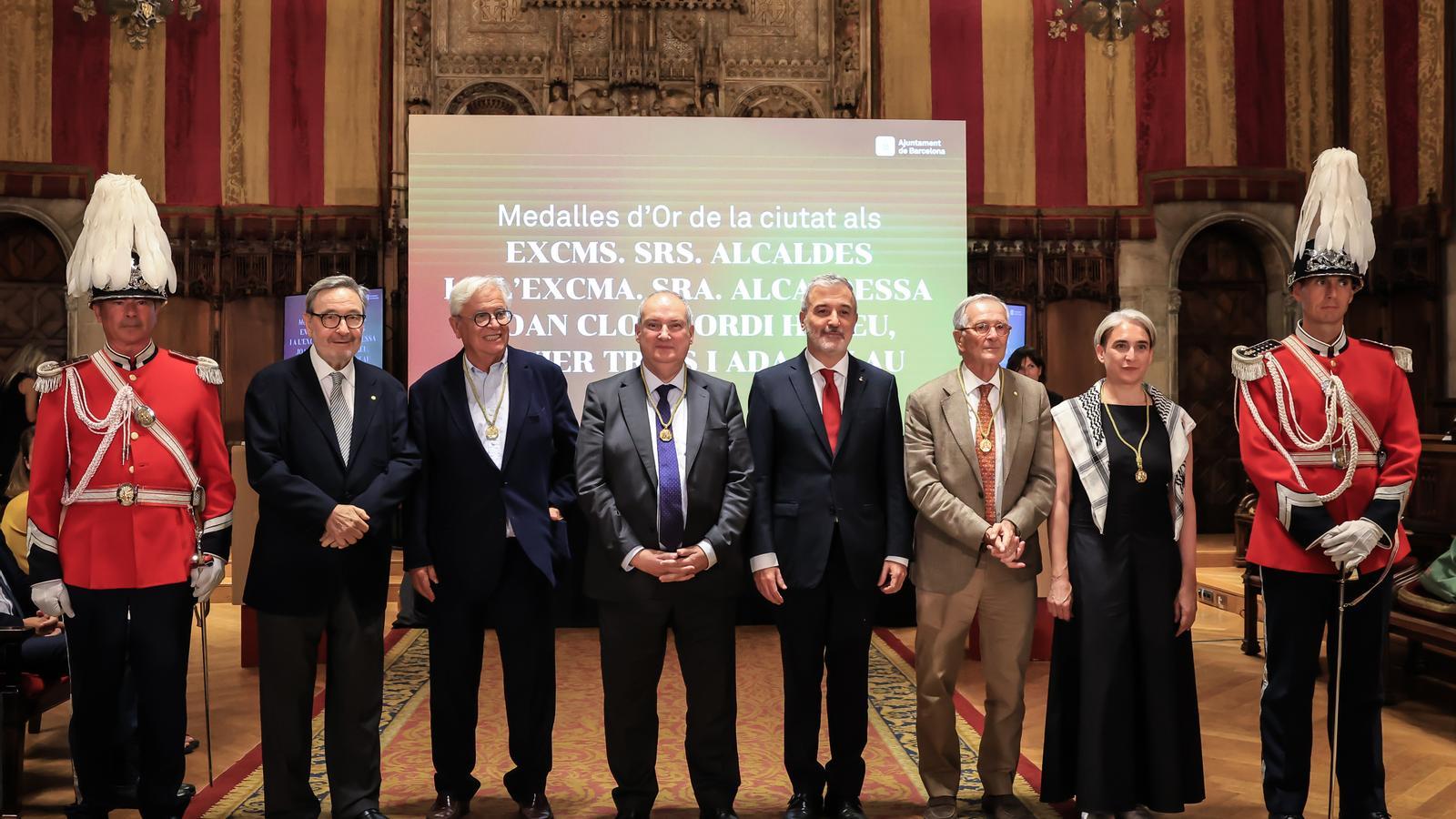 Jaume Collboni, Joan Clos, Jordi Hereu, Xavier Trias, Ada Colau and Narcís Serra, during the delivery of the City Gold Medal