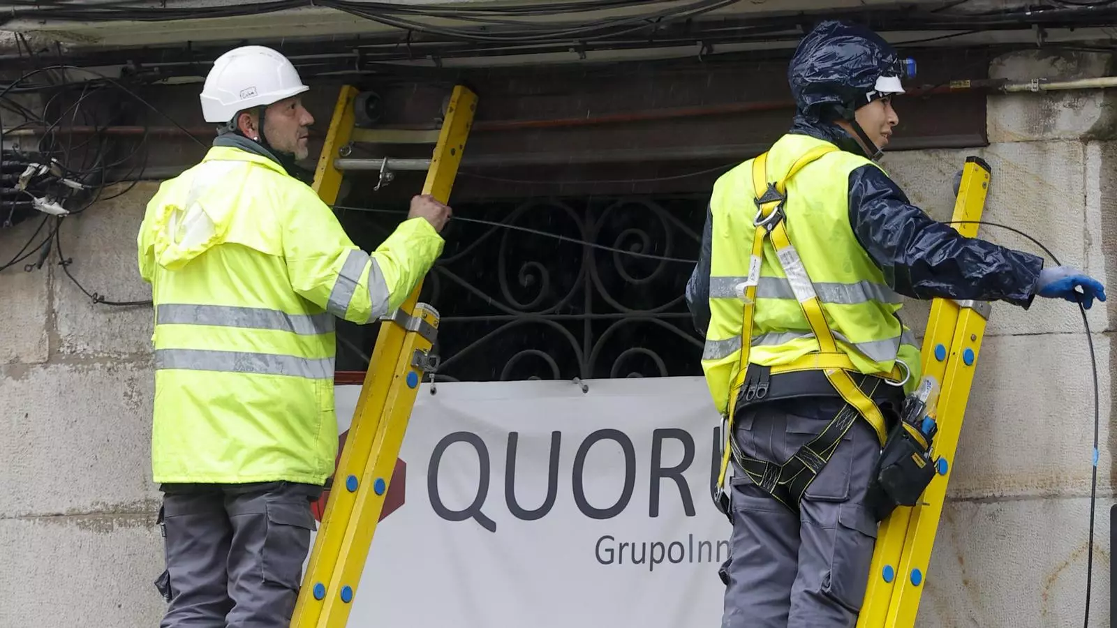 Dos treballadors avui a un edifici en reformes
