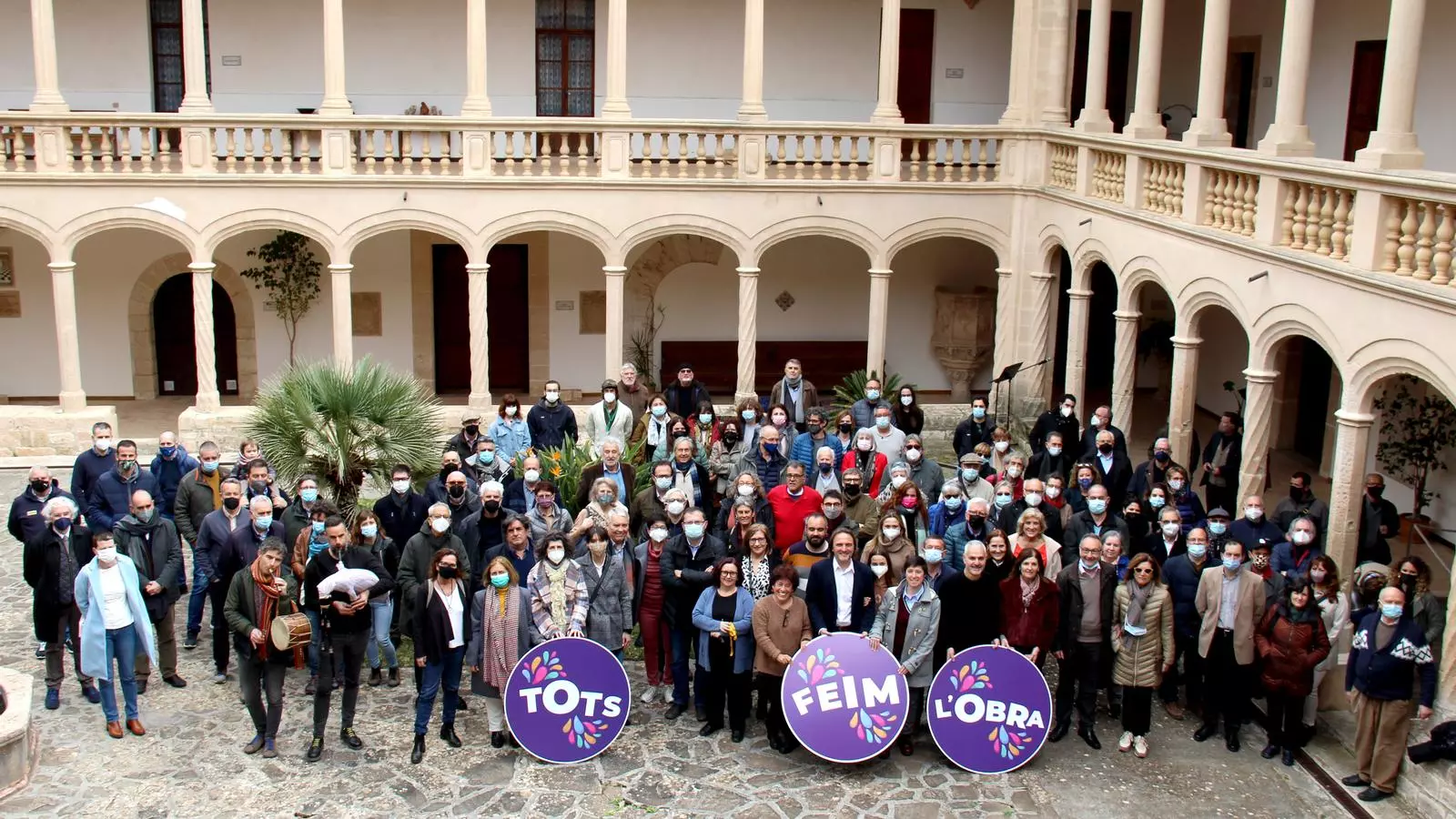 Imatges de l'acte que s'ha fet en el claustre del monestir de La Real.
