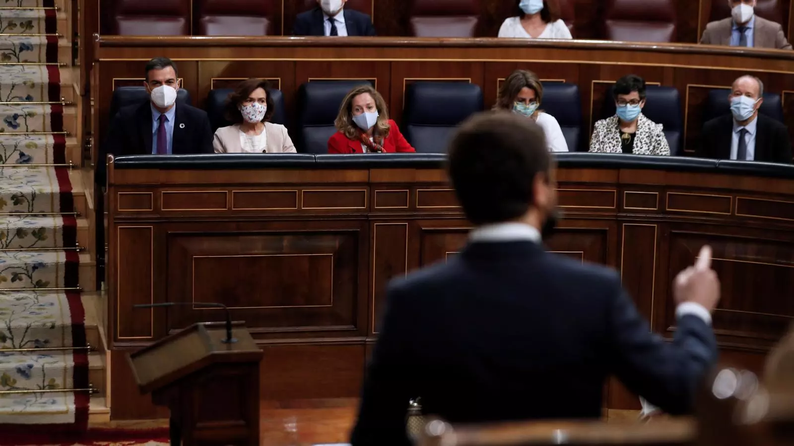 Pablo Casado, delante por ante Pedro Sánchez durante la sesión de control al gobierno español en el Congreso .