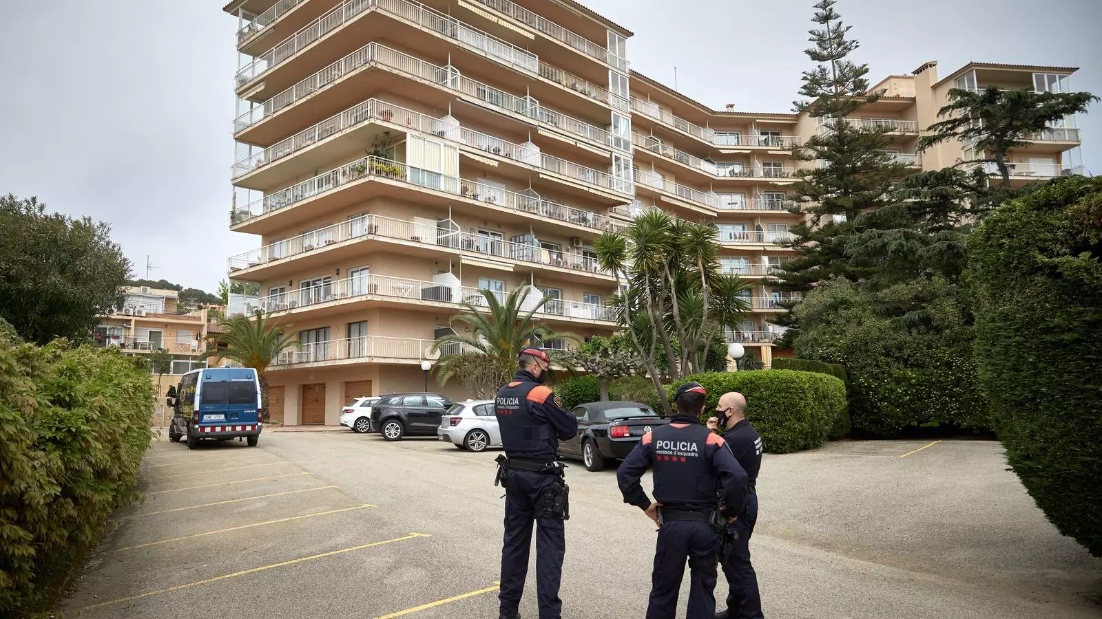 Efectius dels Mossos a l'exterior d'un dels habitatges escorcollats a Sant Feliu de Guíxols.