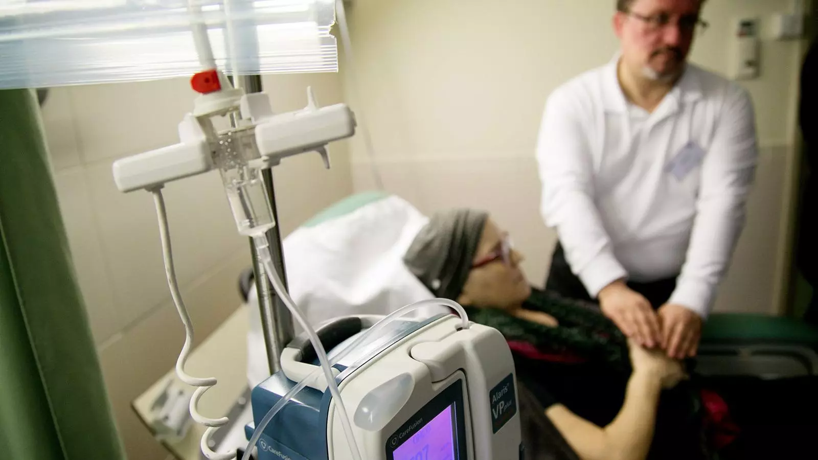 Un voluntari fent una sessió de reiki a una pacient de càncer a l’hospital de dia d’oncologia de l’Hospital Clínic.