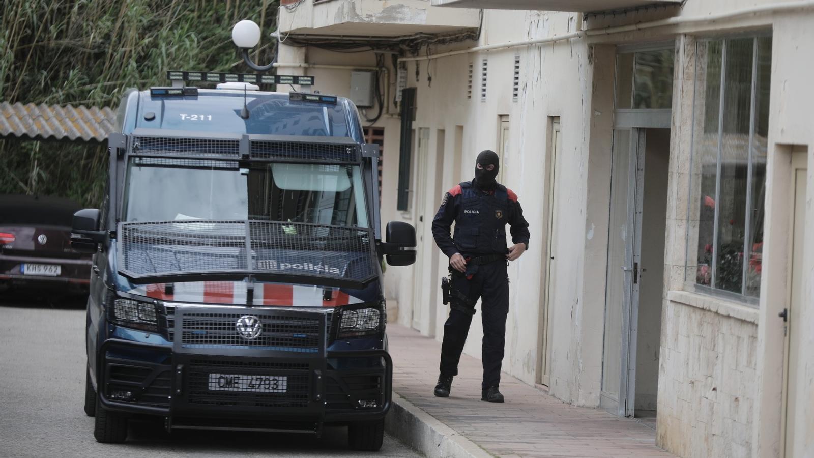 Un agente de los Mossos durante una entrada en  Sant Feliu de Guíxols.