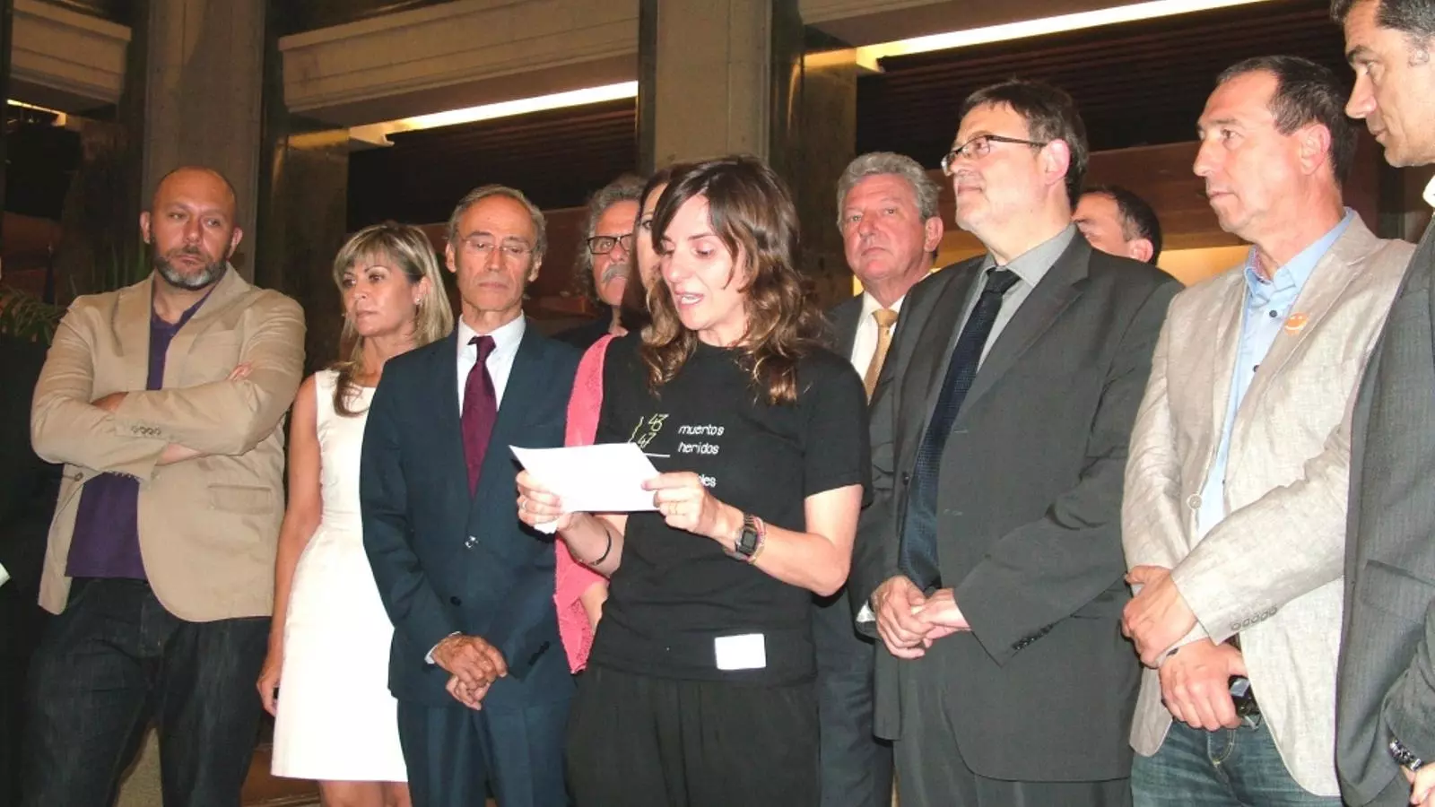 La presidenta de l'Associació de víctimes llegeix la declaració a una sala del Congrés dels Diputats. / EUPV