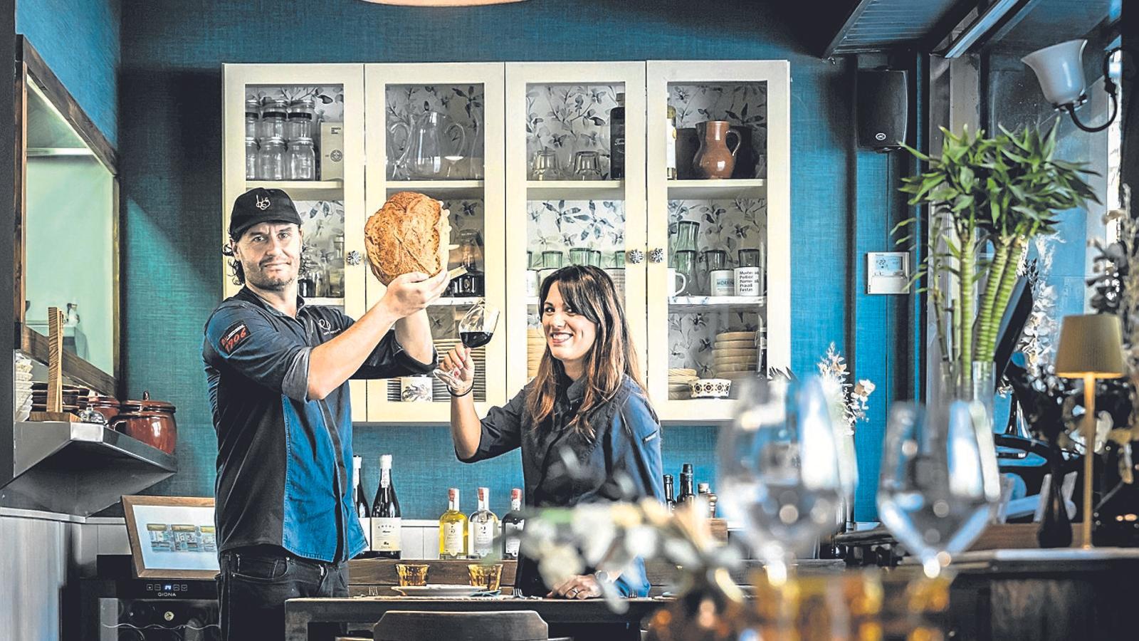 El chef Eduardo Pereira y la jefa de sala Marta Valiña, en la sala del Bicos