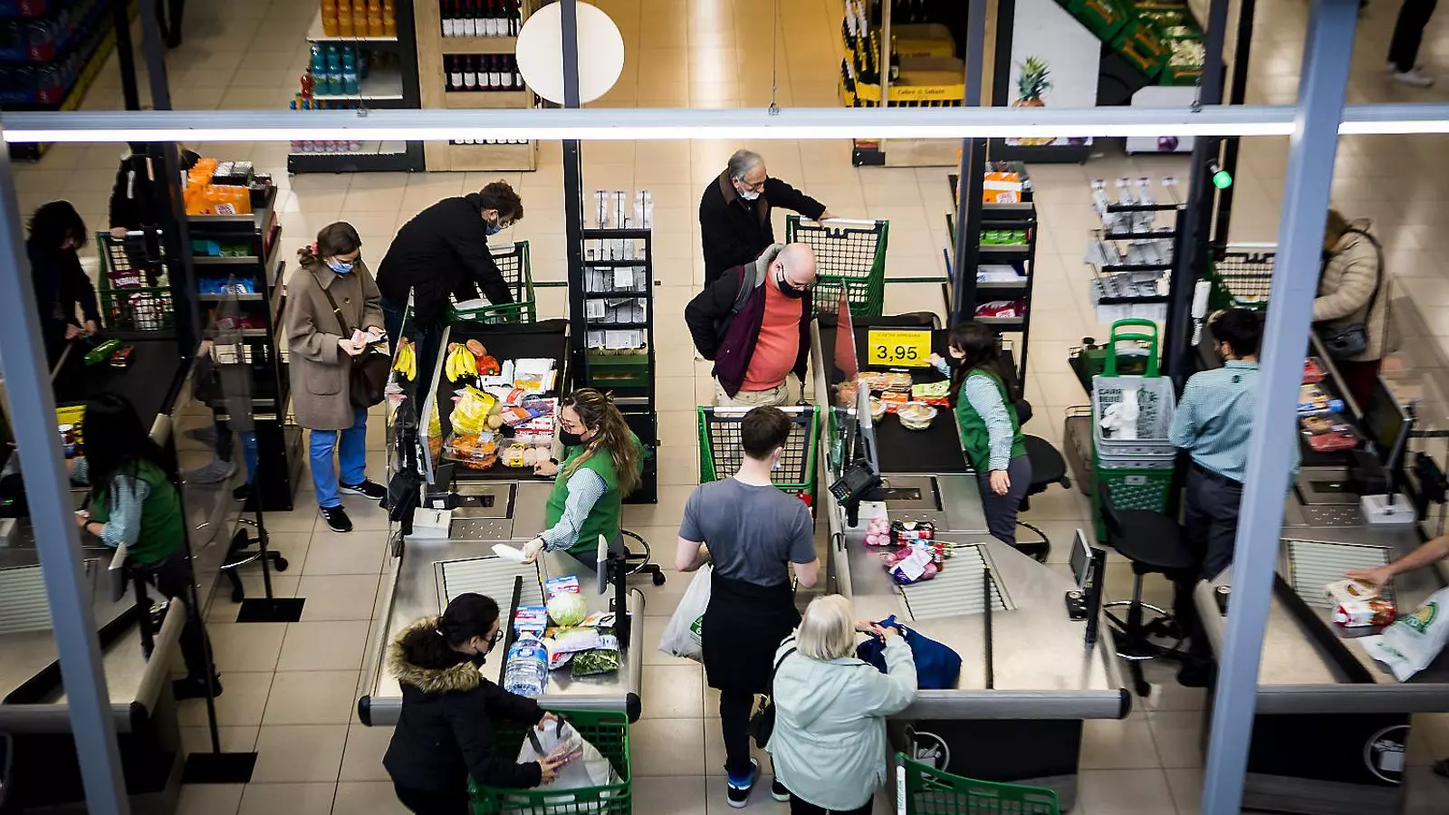 Consumidors comprant en un supermercat de Barcelona.